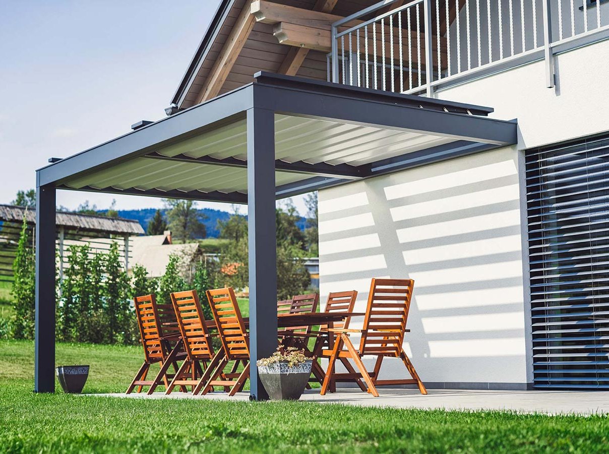 Eine Terrasse mit einer anthrazitfarbenen Pergola als Terrassenüberdachung