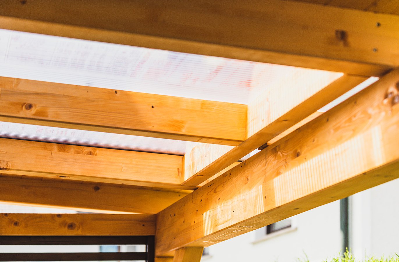 Eine massive Terrassenüberdachungen aus Holz