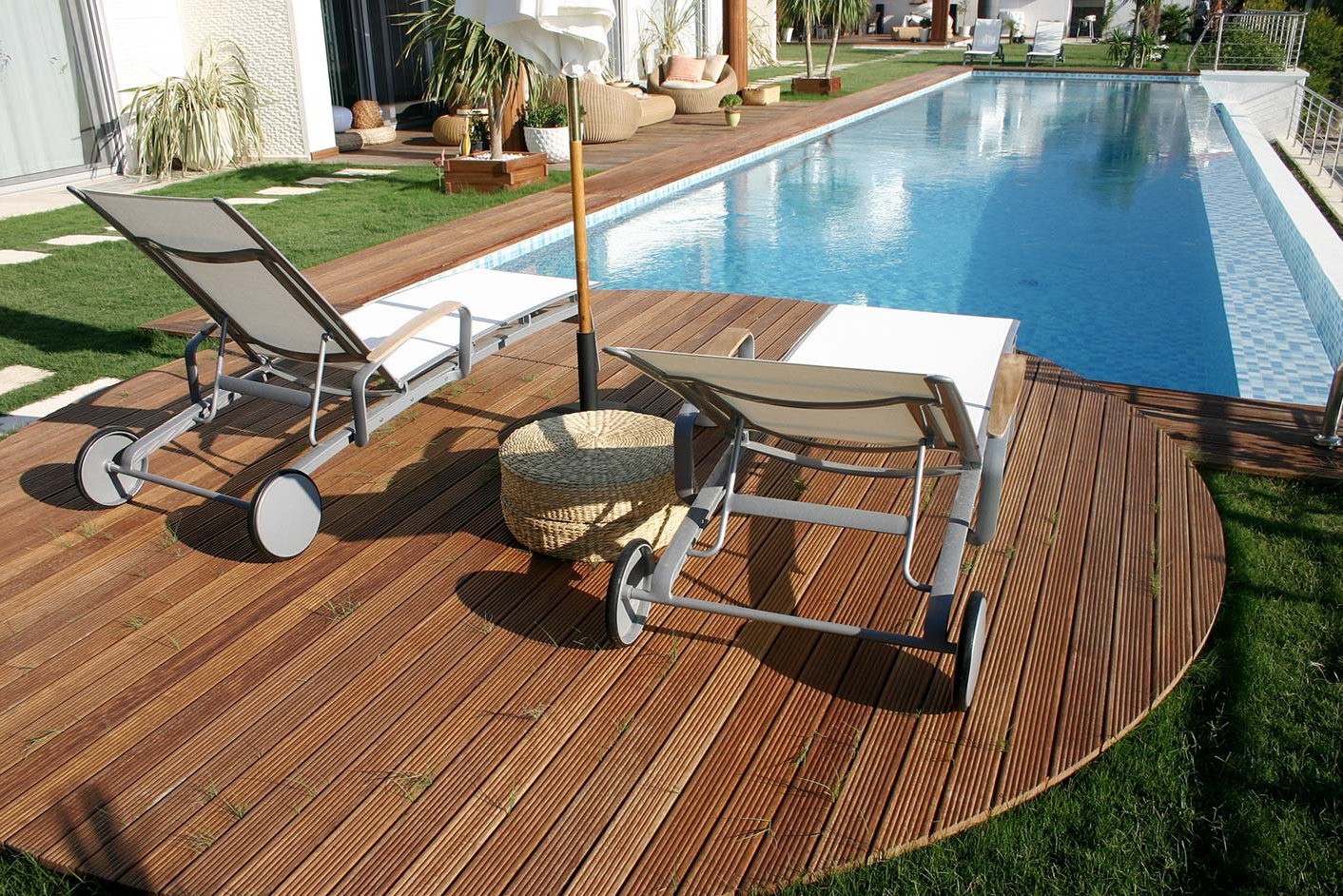 Hochwertige Produkte, Terrassen, Holz und Co. für Ihren Garten bei Gschwander Großer moderner Garten mit Pool und Poolumrandung und Holzterrasse