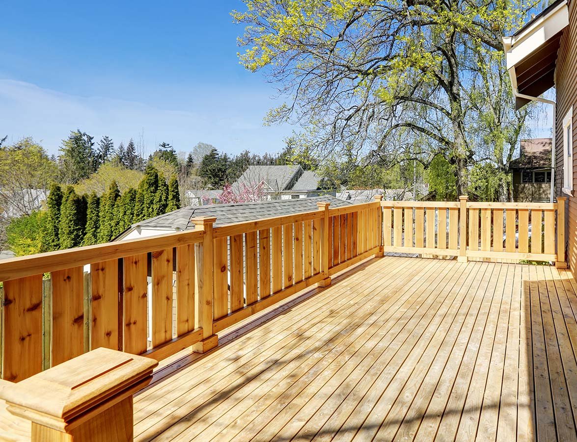 Ein schönes großes Balkon mit einem individuell angefertigtem Balkongeländer aus Holz