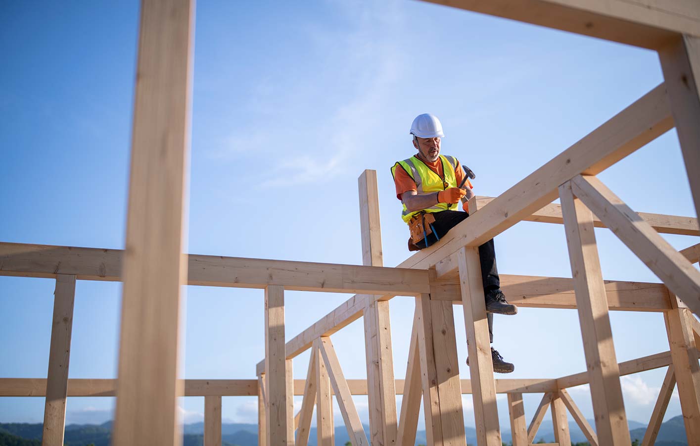 Eine Baustelle im Holzbau mit einem Bauarbeiter