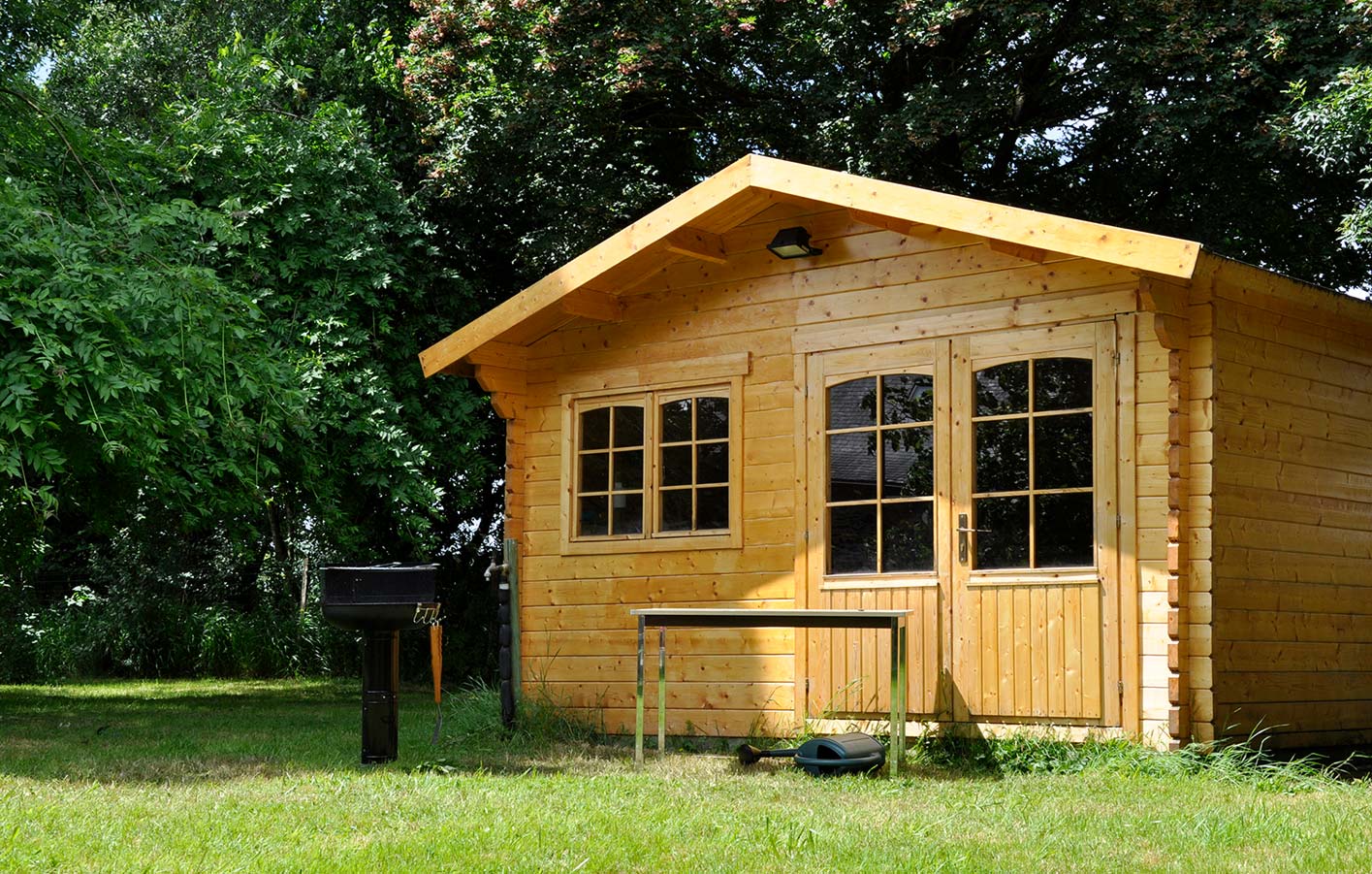 Ein Gartenhaus aus Holz in einem Garten