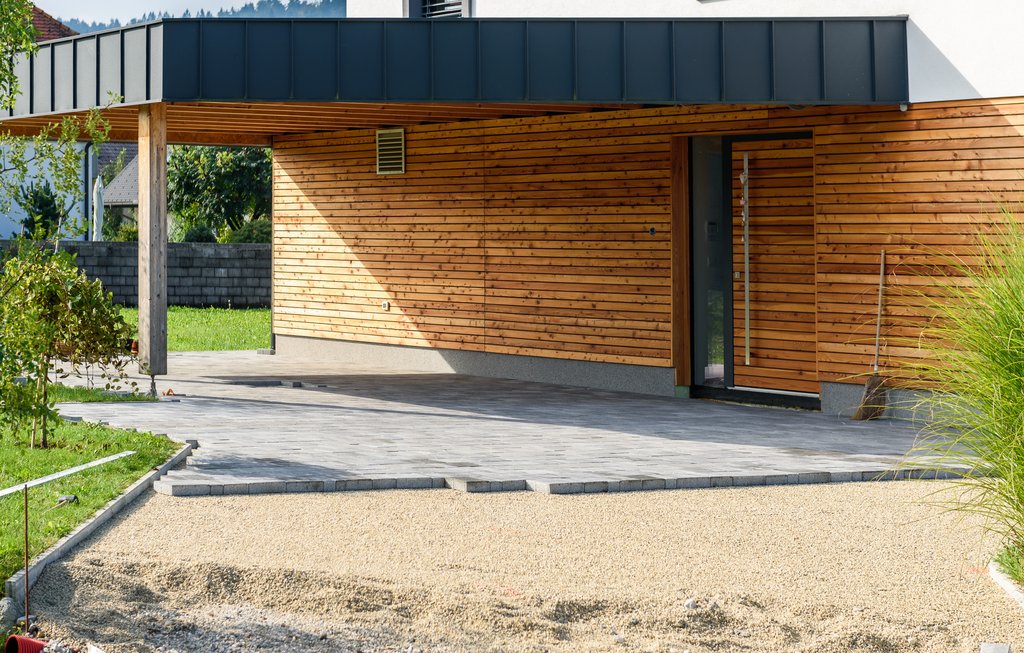 Eingangsbereich eines Einfamilienhauses mit einer neuen Rhombusfassade aus Holz