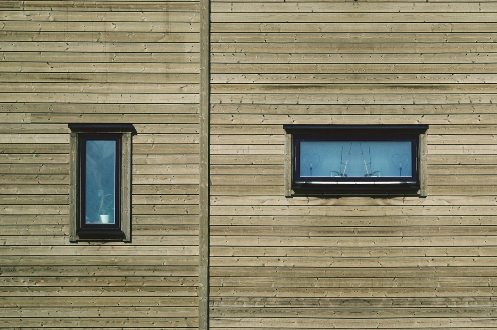 Nahaufnahme einer modernen Holzfassade am Einfamilienhaus