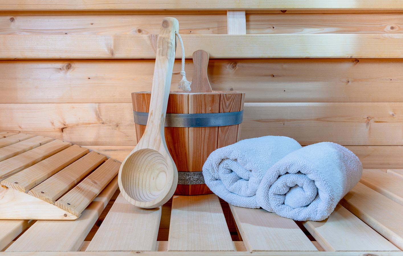 Innenaufnahme in einer Sauna - Saunazubehör auf der Bank